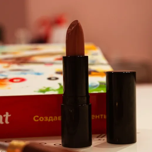 Лимитированная помада на столе близ упаковки с подарком