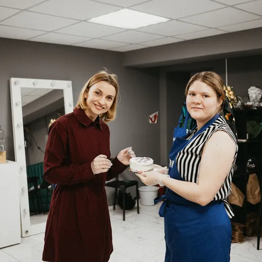 Две женщины в студии творчества готовят мастер-класс по рукоделию в уютной обстановке