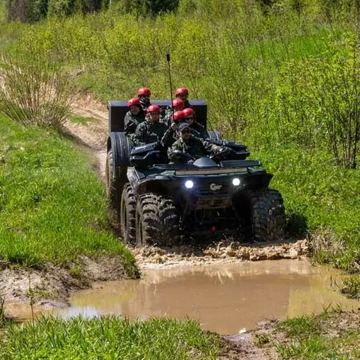 Военное учение на бездорожье с использованием автономного вездехода в лесистой местности в ясный день