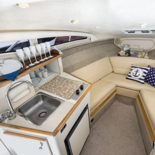 На яхте внутренняя часть с кухней и гостиной в расслабляющей обстановке