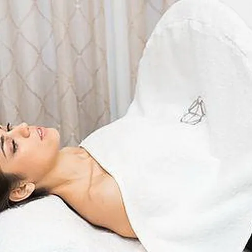 Процедура спа с использованием тепла в расслабляющей обстановке