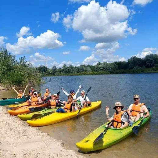 Группа людей на каяках наслаждается днем на реке в солнечную погоду