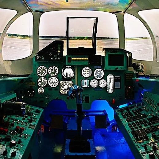 Кабина самолета с множеством приборов и панелей управления на фоне взлетной полосы