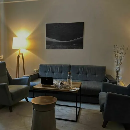 Уютная гостиная с современным интерьером и стильной мебелью в вечернее время