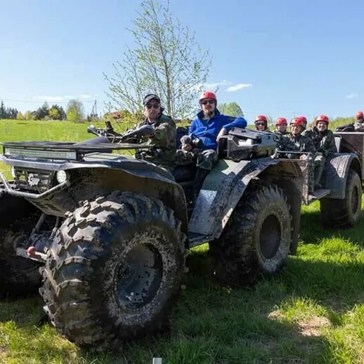 Внедорожные квадроциклы в лесной местности во время активного отдыха с друзьями в солнечный день