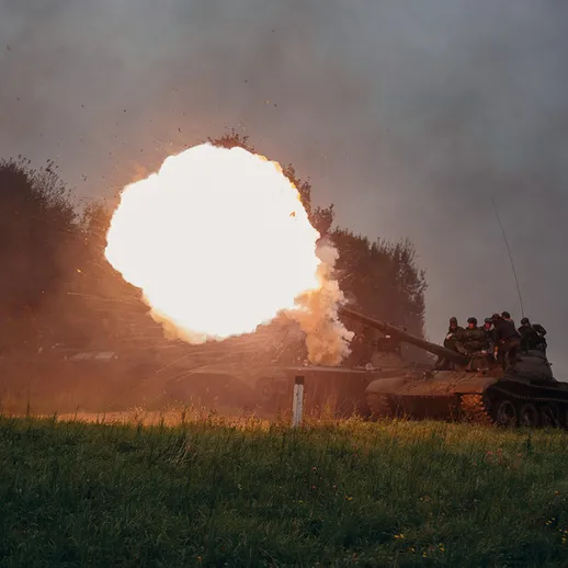 Взрыв артиллерийского снаряда с танка на поле в пасмурный день