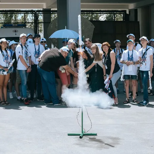 Запуск ракеты на научном мероприятии с участниками в солнечную погоду