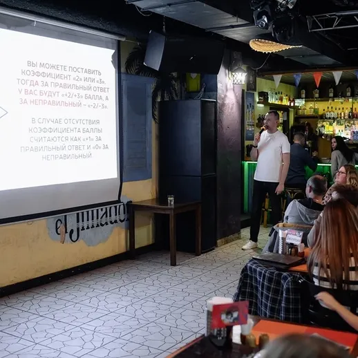 Вечер квизов в баре с участниками, обсуждающими вопросы и ответы на интересные темы