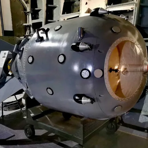 Экспонат ядерного оружия на выставке в музее военной техники, демонстрирующий технологии середины 20 века