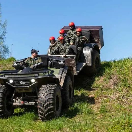 Военные учения на специализированной технике в лесной местности в солнечный день