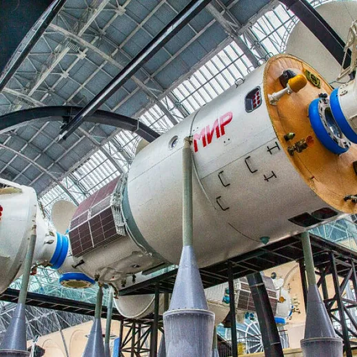 Модели космических кораблей в музее авиации и космонавтики на выставке технологий