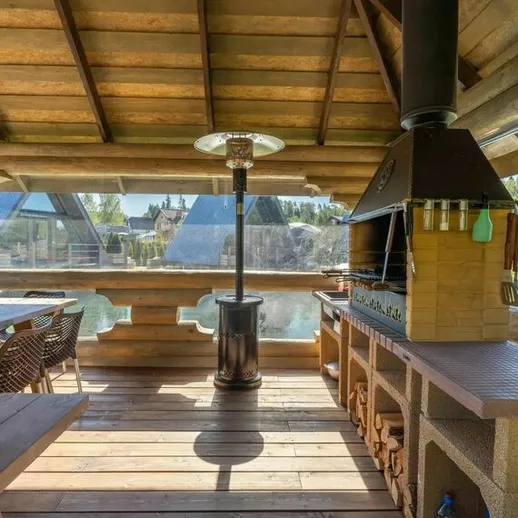 Уютная беседка с мангалом и столами у воды, идеальное место для отдыха на природе