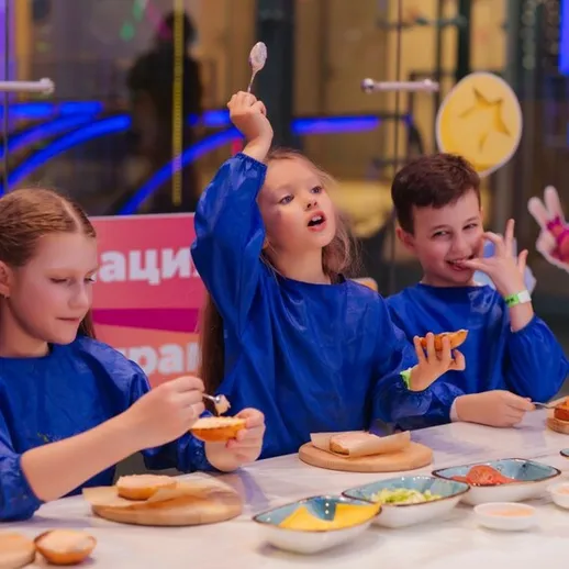 Дети готовят десерты на мастер-классе в кулинарной студии в городе в крытом пространстве