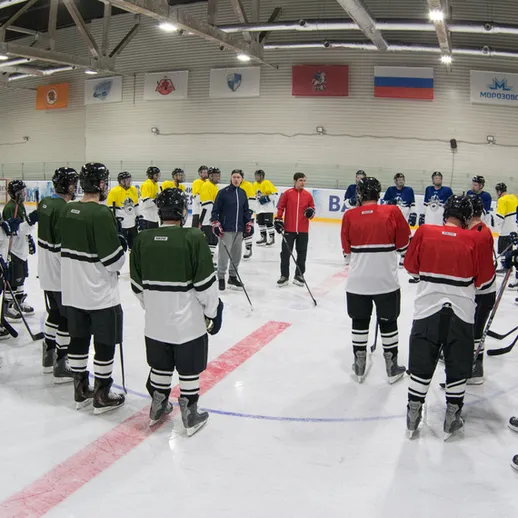 Тренировка хоккейной команды на льду в спортивном комплексе в России