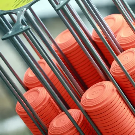 Яркие мишени для стрельбы, аккуратно размещенные на стенде для соревнований на открытом воздухе