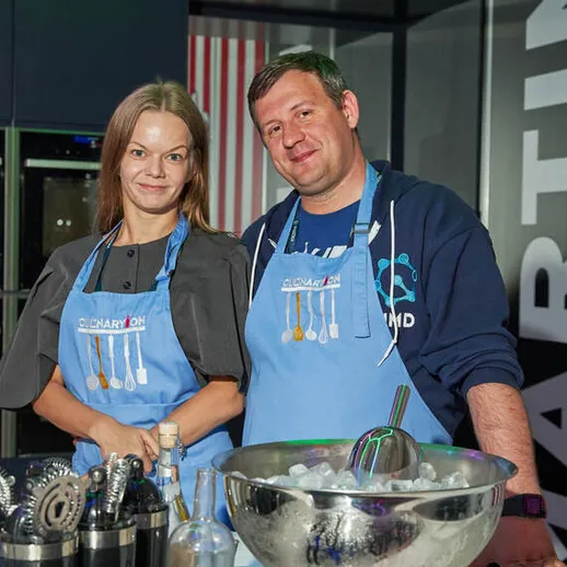 Специалисты по приготовлению коктейлей на мастер-классе в современном баре