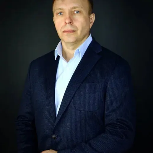 Мужчина в деловом костюме на черном фоне во время профессиональной фотосессии