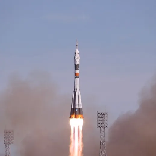 Запуск ракеты с космодрома в ясный день во второй половине дня, внимание к деталям и мощным выбросам огня