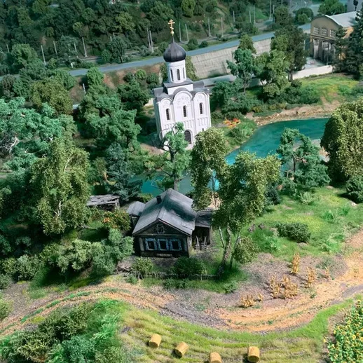 Модель заброшенной деревни с церковью и рекой в живописной местности России