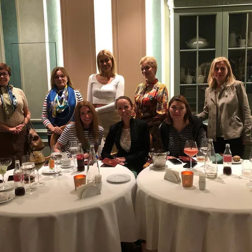 Встреча женщин в ресторане, где обсуждаются бизнес-идеи и успехи, между работой и расслаблением