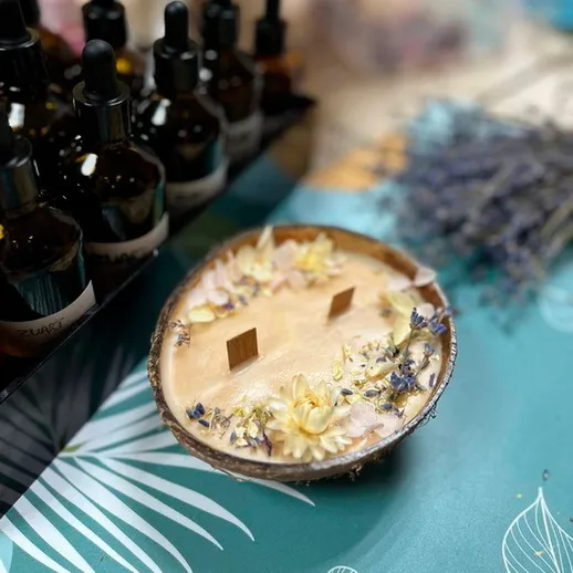 Ароматная свеча ручной работы из натурального воска с цветами на выставке в Москве