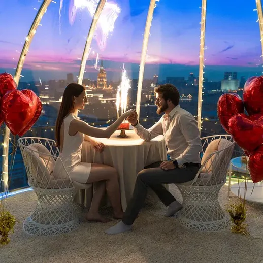 Уютный романтический ужин под звездами с игристым шампанским в городе на закате