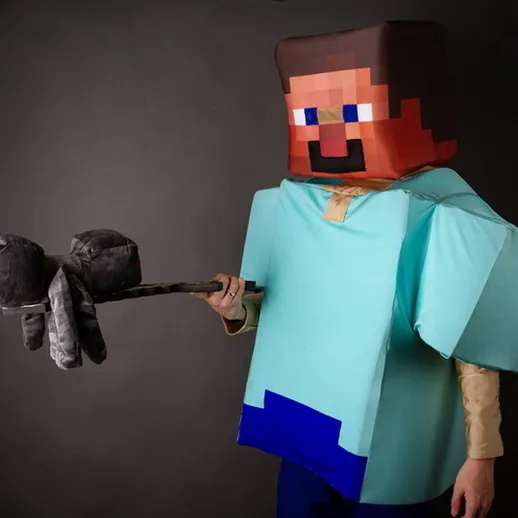 Костюм персонажа из популярной игры сделан вручную, ребенок позирует с самодельной фигурой на черном фоне