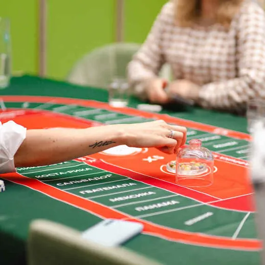 Игра в рулетку в уютном казино, где друзья наслаждаются вечером в воскресенье
