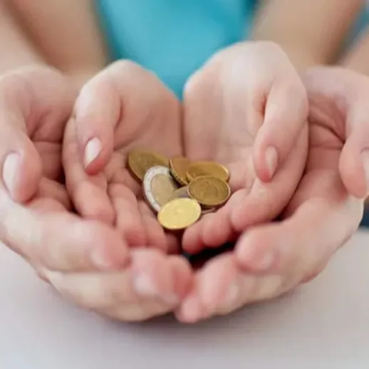 Собрание монет в руках людей, демонстрирующее совместное благосостояние и поддержку в дружеской атмосфере