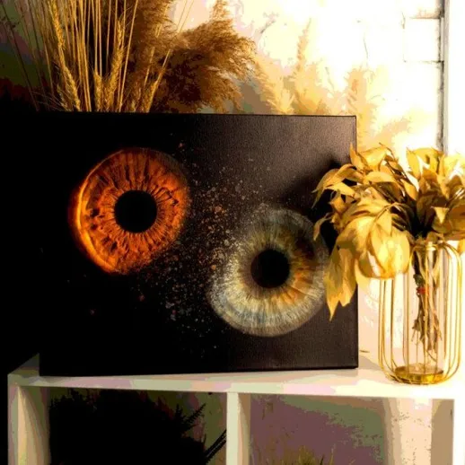 Декоративный предмет с глазными структурами на полке в интерьерном пространстве