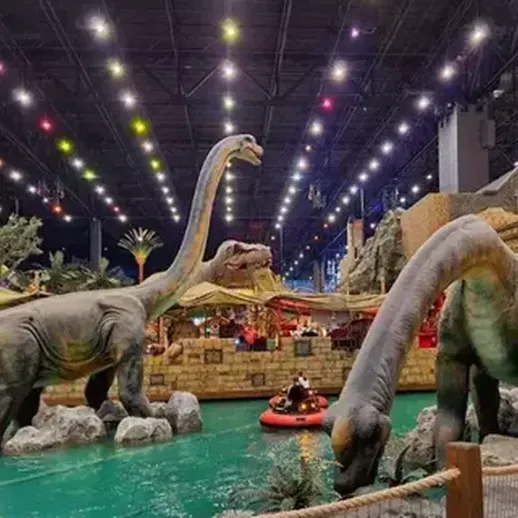 Динозавры в развлекательном центре: аттракционы и детали декора в помещении