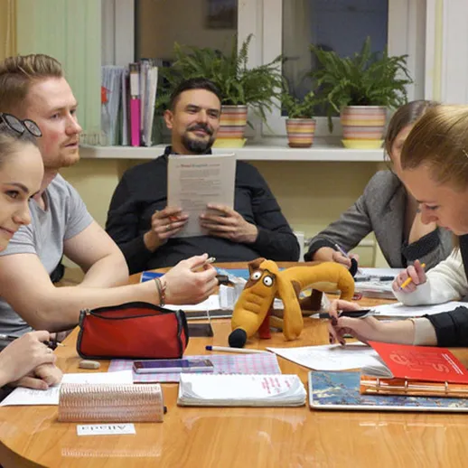 Студенты на занятиях обсуждают учебный материал и делают заметки в аудитории в университете