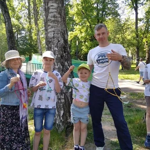Семейный день на природе с рукоделием в парке весной