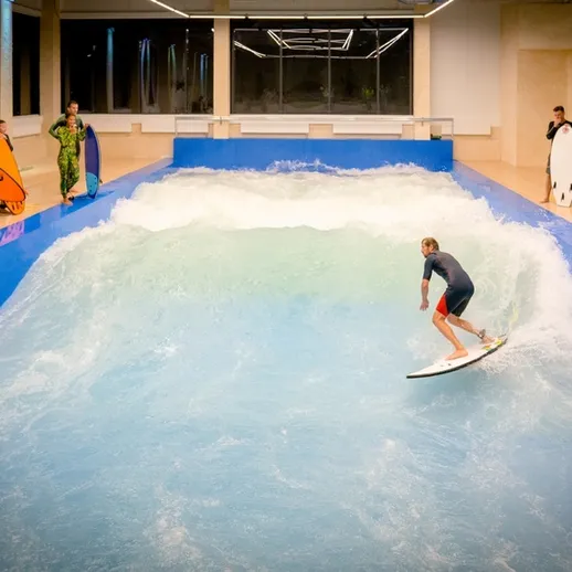 Серфинг на искусственной волне в современном тренировочном комплексе в вечернее время