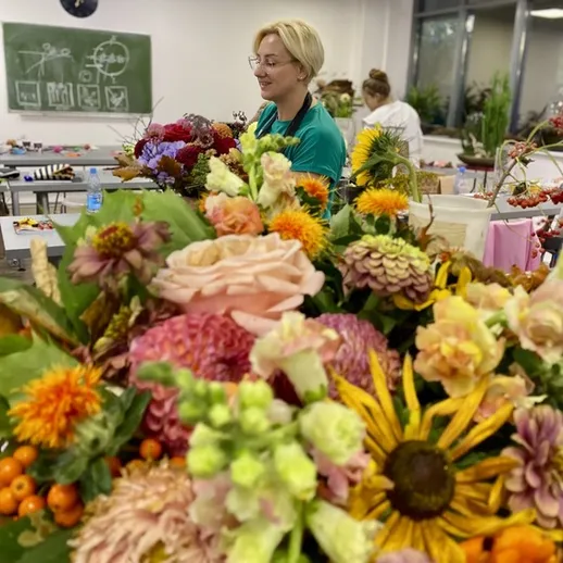 Цветочный мастер-класс в учебном заведении, где участники создают разнообразные букеты