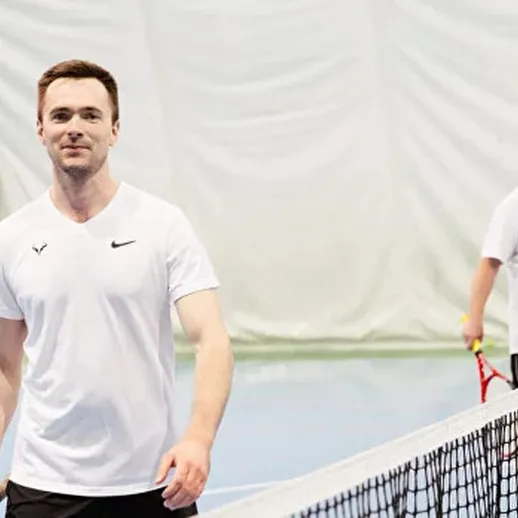 Теннисная тренировка в закрытом зале с участниками разных возрастов