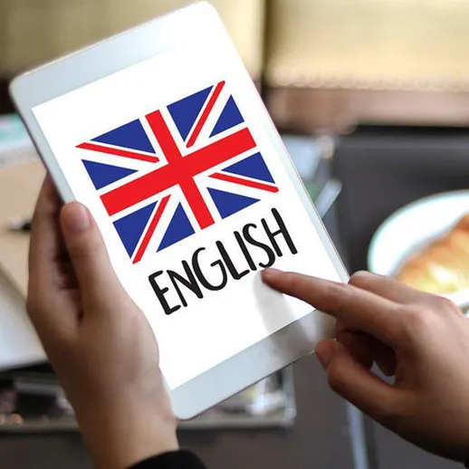 Человек использует планшет с изображением флага Великобритании для изучения английского языка