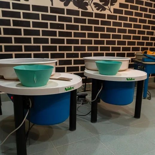 Мастера гончарного искусства создают свои изделия в уютной студии в вечернее время