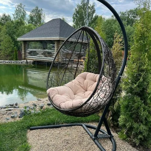 Уютное гнездо для отдыха возле пруда в загородном доме, окутающего спокойствием и природой