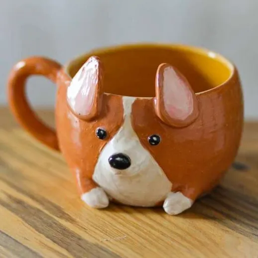 Красивая кружка в виде корги на деревянном столе, идеальная для утреннего кофе или чая, созданная вручную