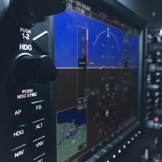 Приборная панель самолета с отображением маршрута и высоты в кабине пилота