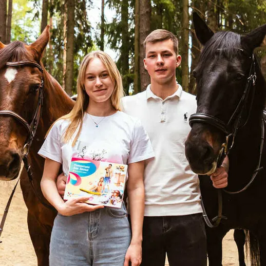 Молодая пара с лошадьми на прогулке в лесу, наслаждаются природой и общением с животными Молодая пара с лошадьми на прогулке в лесу, наслаждаются природой и общением с животными