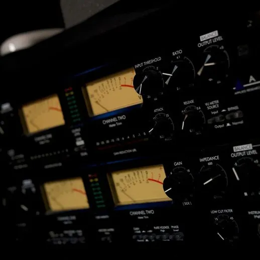 Настольное звукозаписывающее оборудование в студии на фоне вечернего освещения