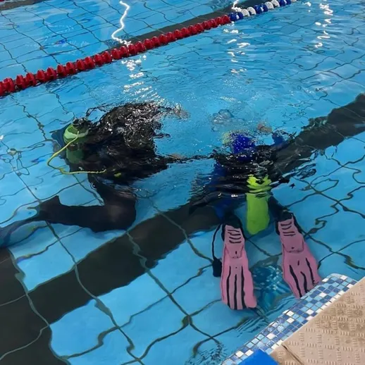 Подводные занятия с аквалангом в бассейне на курсе дайвинга в Москве