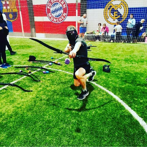 Тренировка по фехтованию с использованием специальных мечей на травяном поле