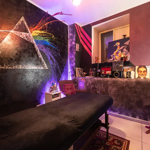 Уютная комната для творчества с художественными элементами и яркими деталями