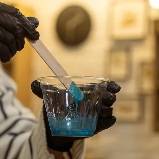 Мастерская по созданию искусственных смол в уютном интерьере с использованием голубого компонента и удобных инструментов