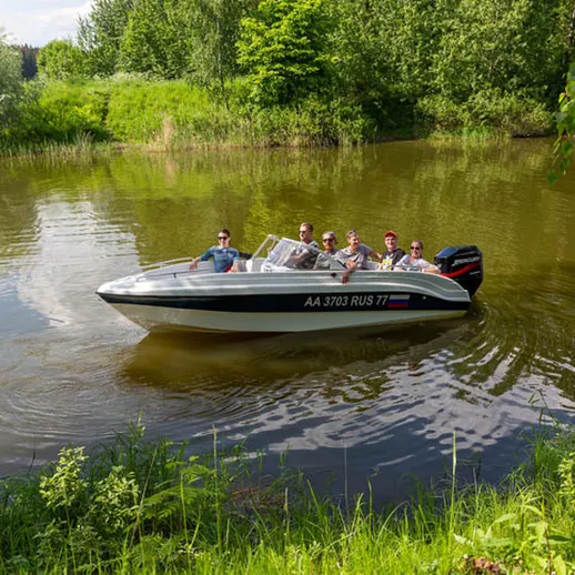 Летняя прогулка на лодке по реке с друзьями в живописном месте