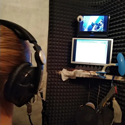 Запись аудио в студии: звукорежиссер работает с монитором и оборудованием