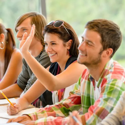 Учащиеся в классе учатся и обсуждают важные темы во время занятия в университете